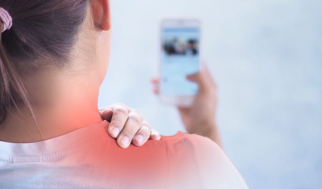 Cel mai adesea, gâtul doare din cauza posturii incorecte, de exemplu, dacă o persoană folosește un smartphone pentru o lungă perioadă de timp